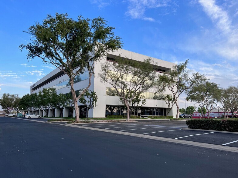 1800 30th St, Bakersfield, CA à louer - Photo du bâtiment - Image 2 de 10