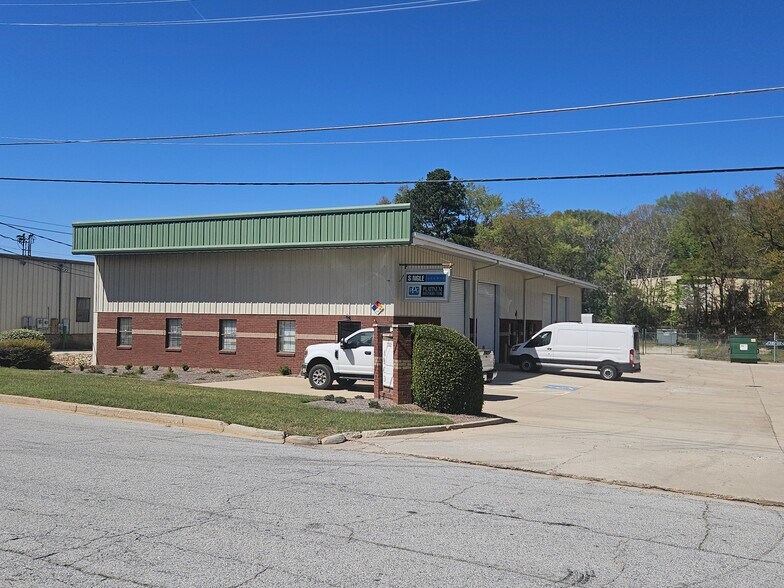 Value Add Small Bay Indus 12,000 SF portefeuille de 2 propriétés à vendre sur LoopNet.ca - Photo du bâtiment - Image 2 de 15