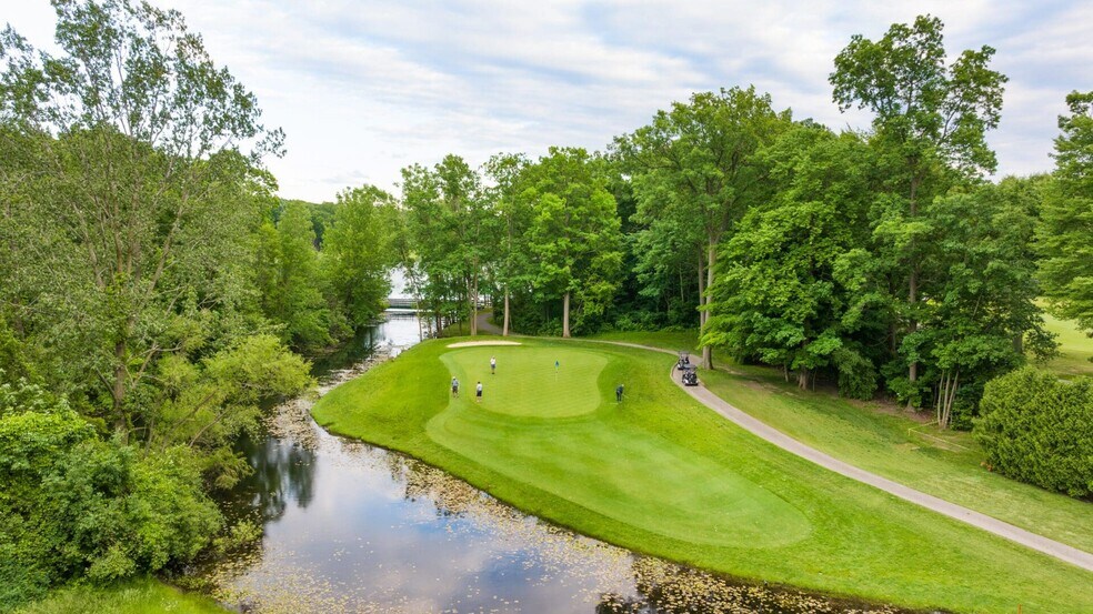 7165 Sashabaw Rd, Clarkston, MI à vendre - Photo du bâtiment - Image 2 de 11