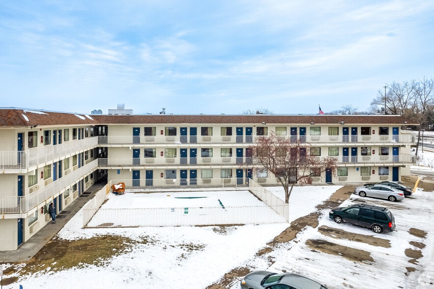 2300 Cleveland Ave N, Saint Paul, MN for sale - Building Photo - Image 2 of 12