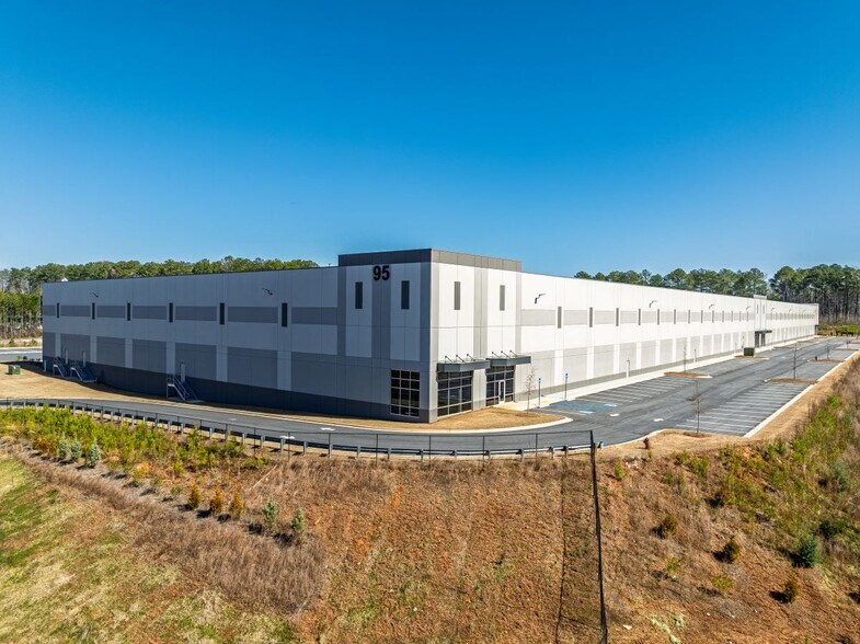 95 Raymond Hill Rd, Newnan, GA à louer - Photo du bâtiment - Image 2 de 4