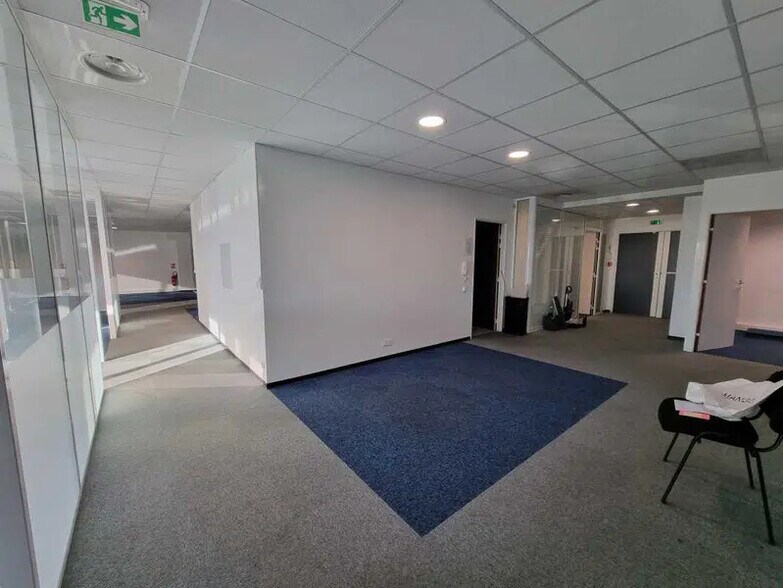 297 Avenue Du Mistral, La Ciotat for lease - Interior Photo - Image 3 of 15