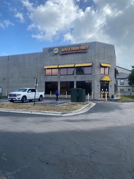 8904 Regents Park Dr, Tampa, FL à louer - Photo du bâtiment - Image 2 de 4