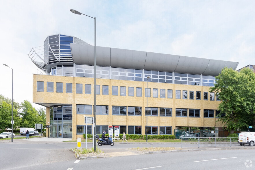 High St, Crawley for lease - Building Photo - Image 1 of 6