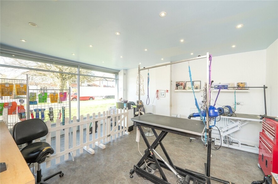 31 Vesta Ave, St Albans for sale - Interior Photo - Image 2 of 18