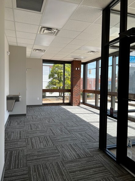320 W Main St, Wytheville, VA for lease - Interior Photo - Image 3 of 12