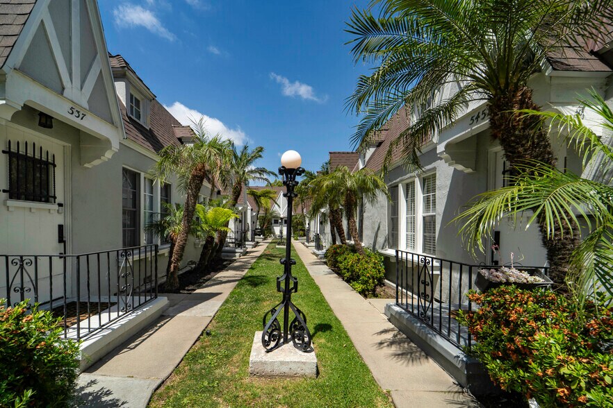 537-545 1/2 N Orange Dr, Los Angeles, CA à vendre - Photo du bâtiment - Image 2 de 69