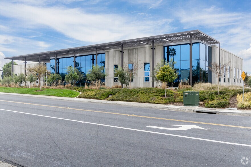5801 Van Allen Way, Carlsbad, CA à louer - Photo du bâtiment - Image 3 de 14