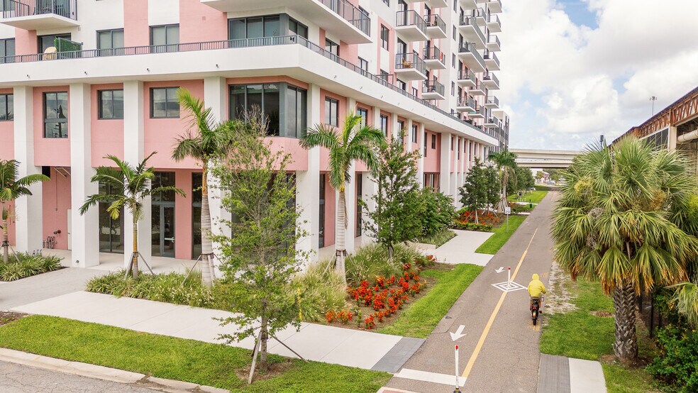 201 17th St S, Saint Petersburg, FL à louer - Photo du bâtiment - Image 1 de 16