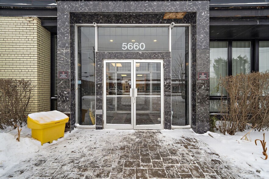 5660 Rue Ferrier, Mont-Royal, QC à louer - Photo du bâtiment - Image 2 de 11