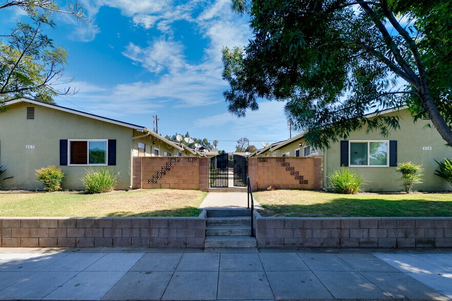 213 W 4th St, San Dimas, CA à vendre - Photo principale - Image 1 de 16