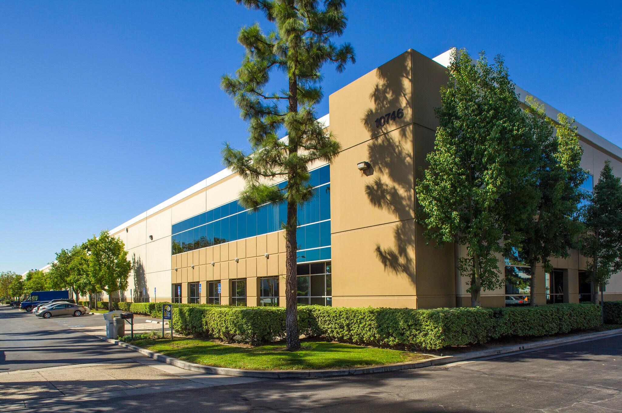 10746-10788 Commerce Way, Fontana, CA à louer Photo du bâtiment- Image 1 de 8