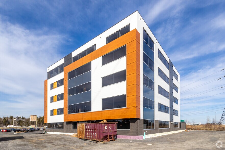 11900 Rue De L'avenir, Mirabel, QC à louer - Photo du bâtiment - Image 2 de 4