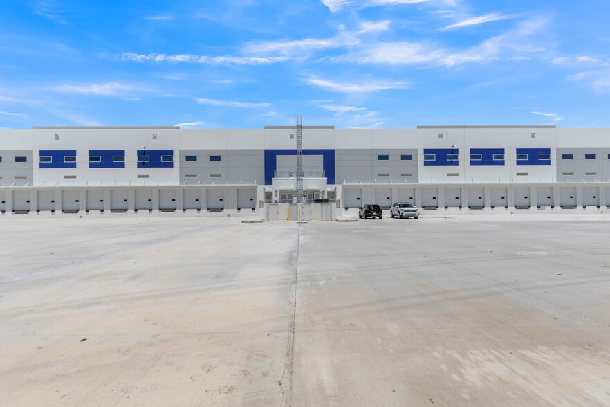 6505 NW 167th St, Hialeah, FL for lease - Building Photo - Image 2 of 35