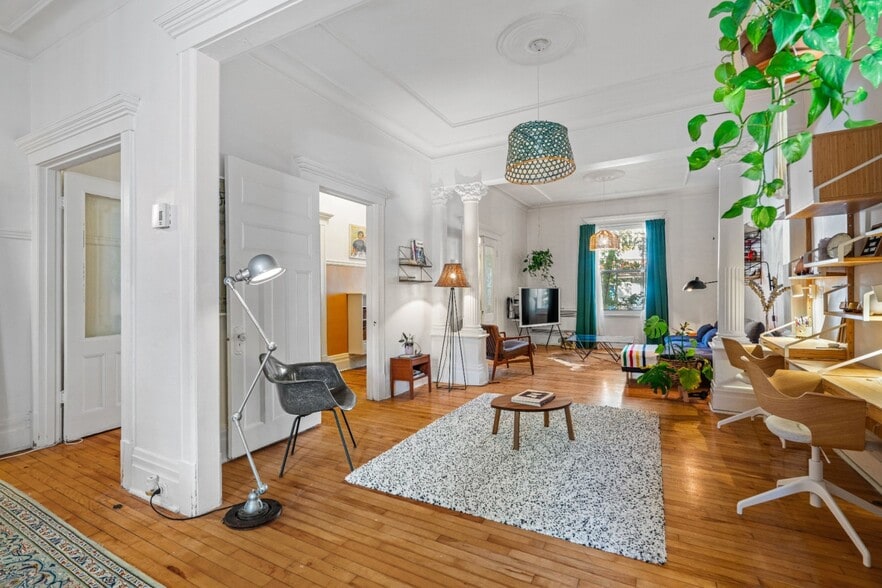 1356-1364 Av Laurier E, Montréal, QC for sale - Interior Photo - Image 2 of 20