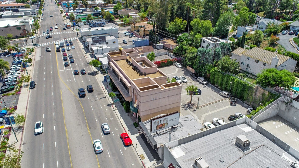 21506 Ventura Blvd, Woodland Hills, CA for lease - Building Photo - Image 3 of 9