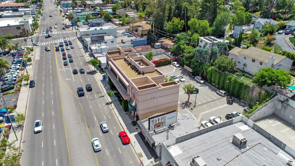 21506 Ventura Blvd, Woodland Hills, CA à louer - Photo du bâtiment - Image 3 de 9