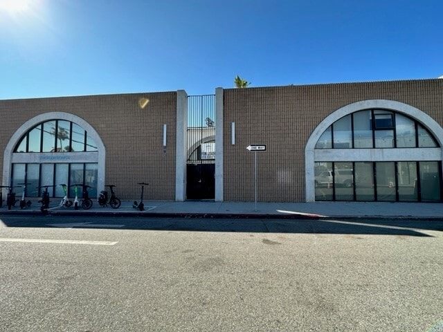 21-35 Market St, Venice, CA for lease - Building Photo - Image 2 of 3