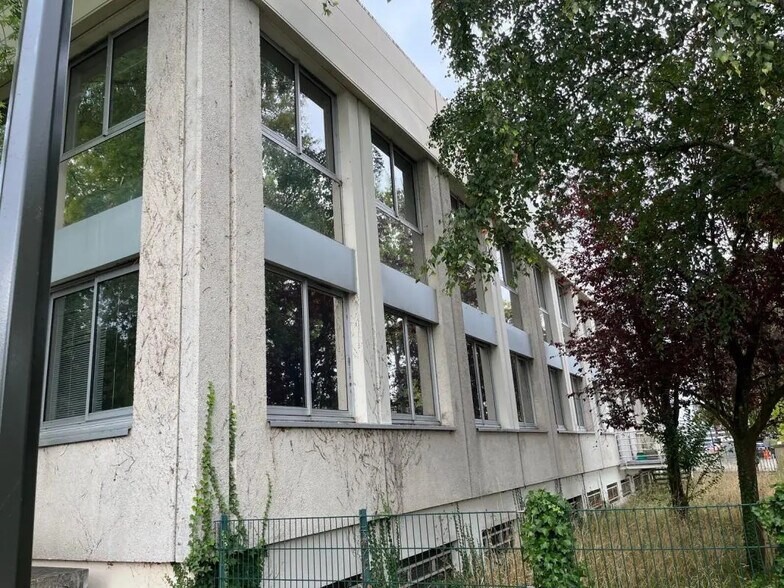 Bureau dans Saint-Germain-en-Laye à louer - Photo du bâtiment - Image 3 de 13