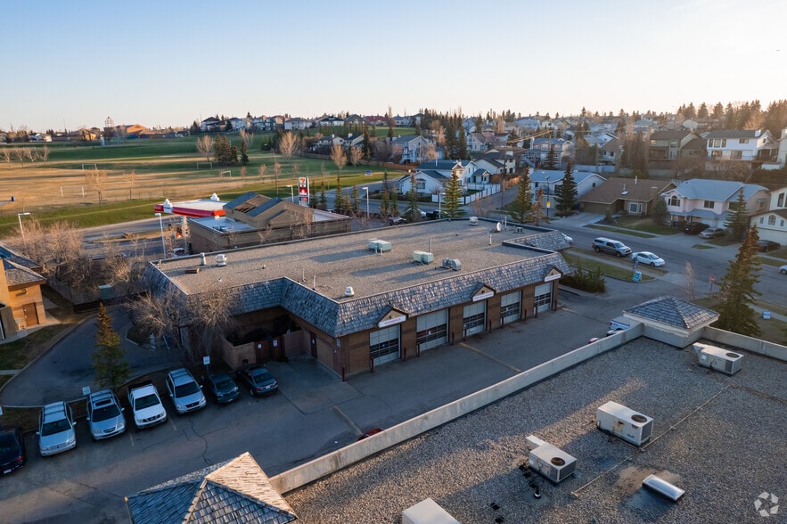 217 Hawksbrow Dr NW, Calgary, AB à vendre - Aérien - Image 3 de 7