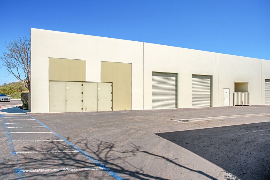 2355 La Mirada Dr, Vista, CA à vendre - Photo du bâtiment - Image 2 de 6