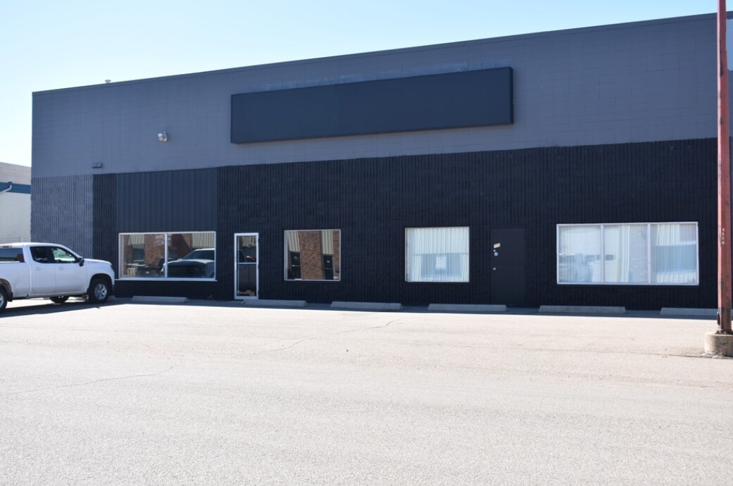 777 15 St SW, Medicine Hat, AB for sale Primary Photo- Image 1 of 1