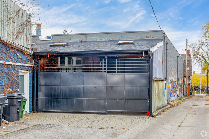 276 Sterling Rd, Toronto, ON à vendre - Photo du bâtiment - Image 2 de 9