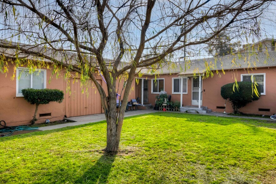 2702-2720 E Hedges Ave, Fresno, CA à vendre - Photo du bâtiment - Image 3 de 9