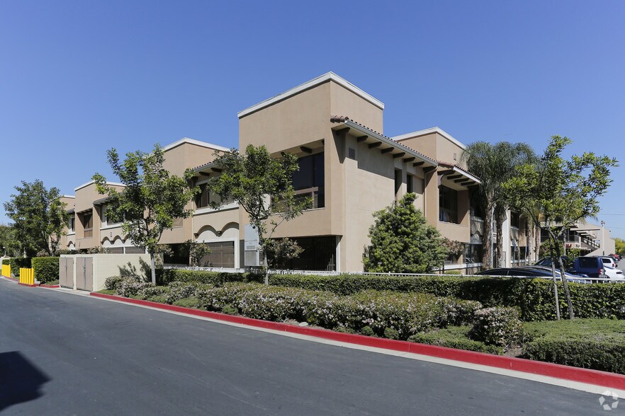 21201 Victory Blvd, Canoga Park, CA à louer - Photo du bâtiment - Image 2 de 12