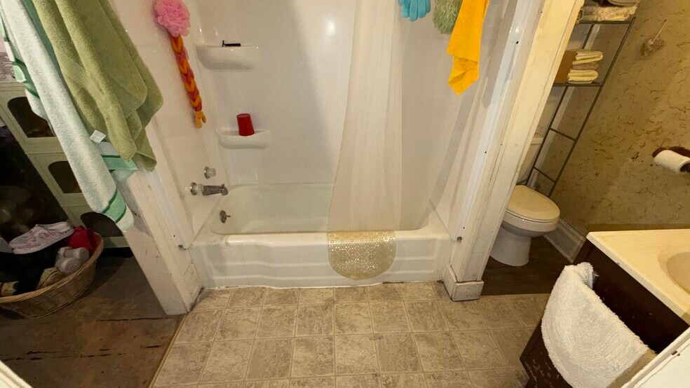 200 N Jefferson St, Abingdon, IL à vendre - Photo du bâtiment - Image 3 de 5
