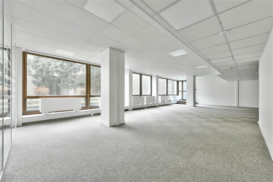 Bureau dans Saint-Cloud à louer - Photo du bâtiment - Image 1 de 6