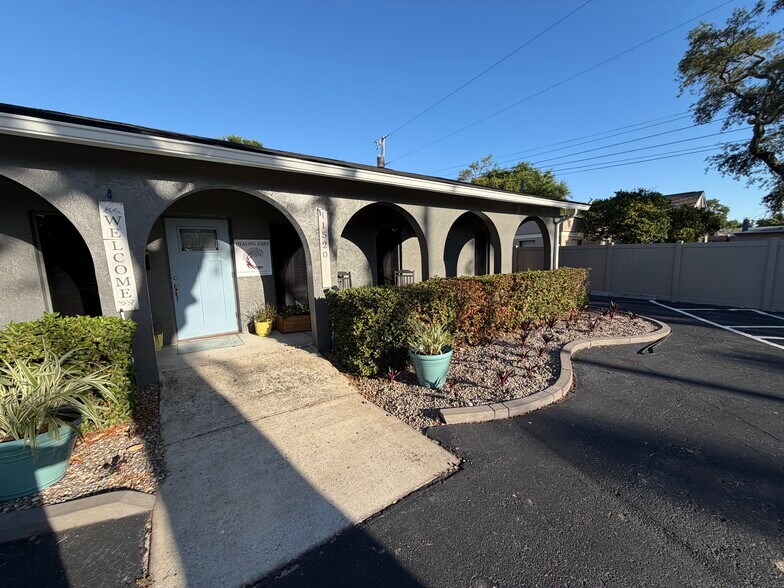 11520 Oakhurst Rd, Largo, FL à louer - Photo du bâtiment - Image 3 de 19