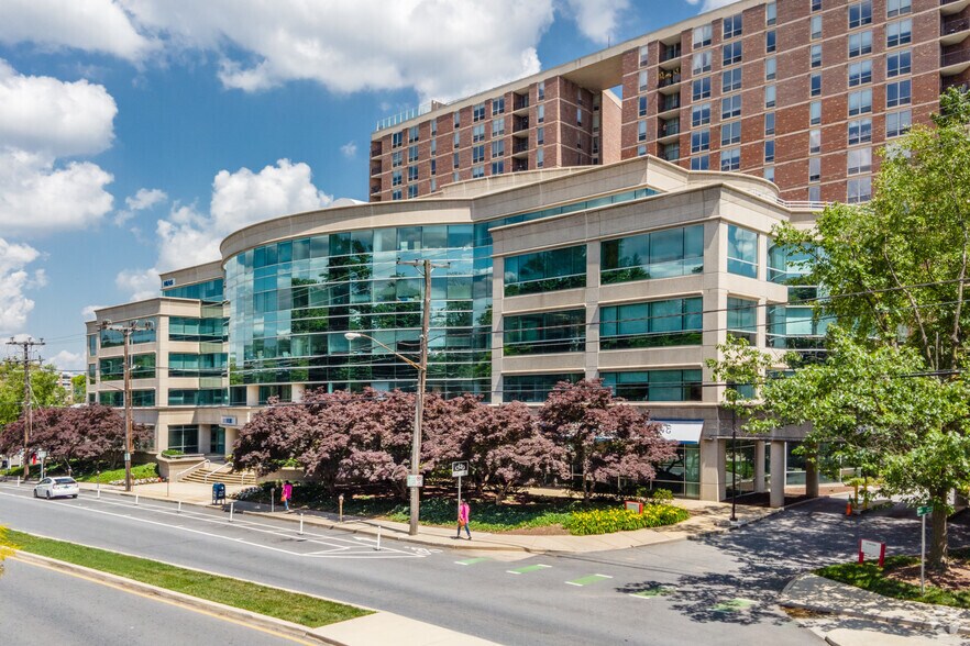 1300 Spring St, Silver Spring, MD à louer - Photo du bâtiment - Image 1 de 9