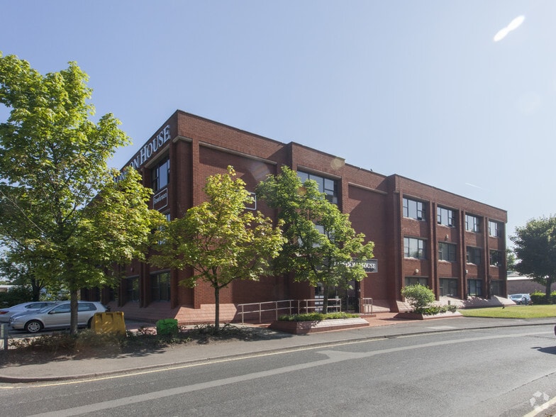 First Ave, Stockport for lease - Primary Photo - Image 1 of 2