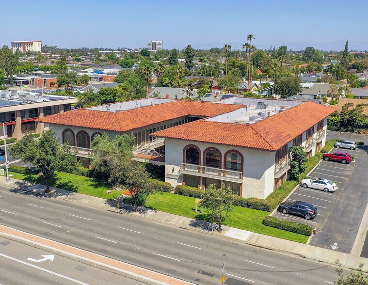 17621 Irvine Blvd, Tustin, CA à louer - Photo du bâtiment - Image 1 de 12