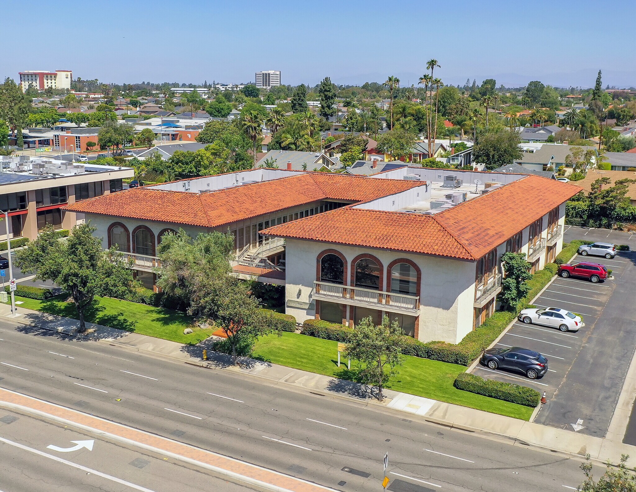 17621 Irvine Blvd, Tustin, CA à louer Photo du bâtiment- Image 1 de 13
