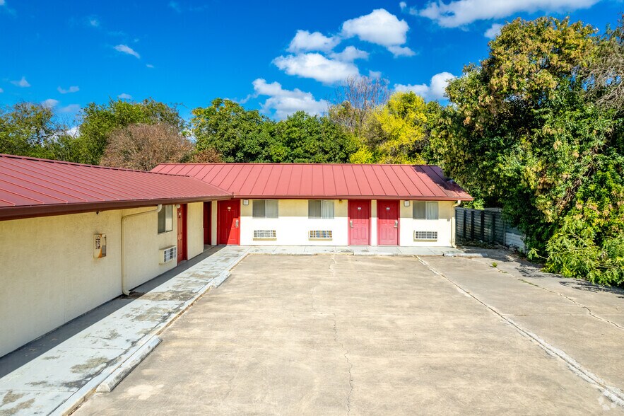 3257 SW Military Dr, San Antonio, TX à vendre - Photo du bâtiment - Image 3 de 7