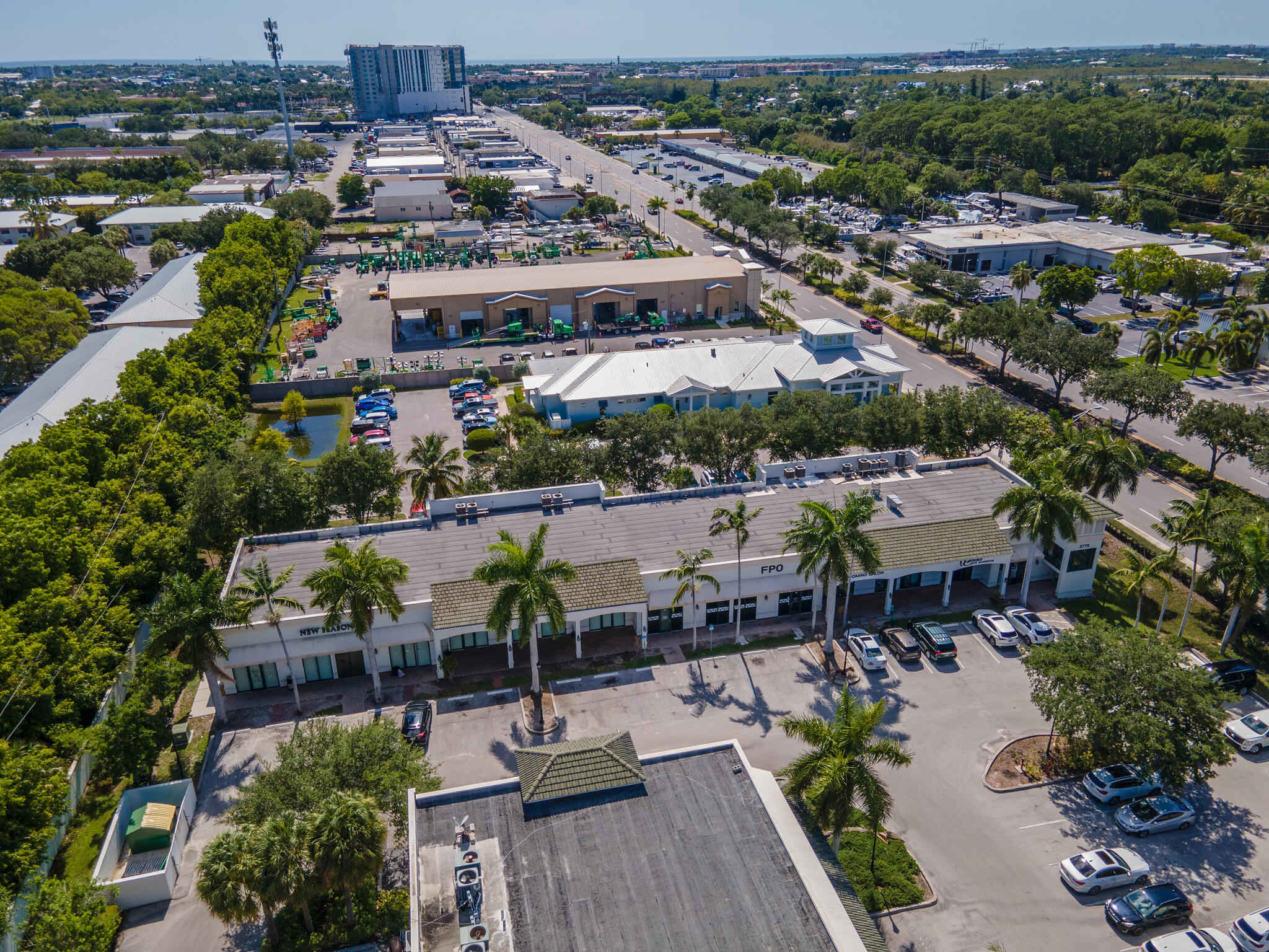 2770 Davis Blvd, Naples, FL à louer Photo du bâtiment- Image 1 de 15