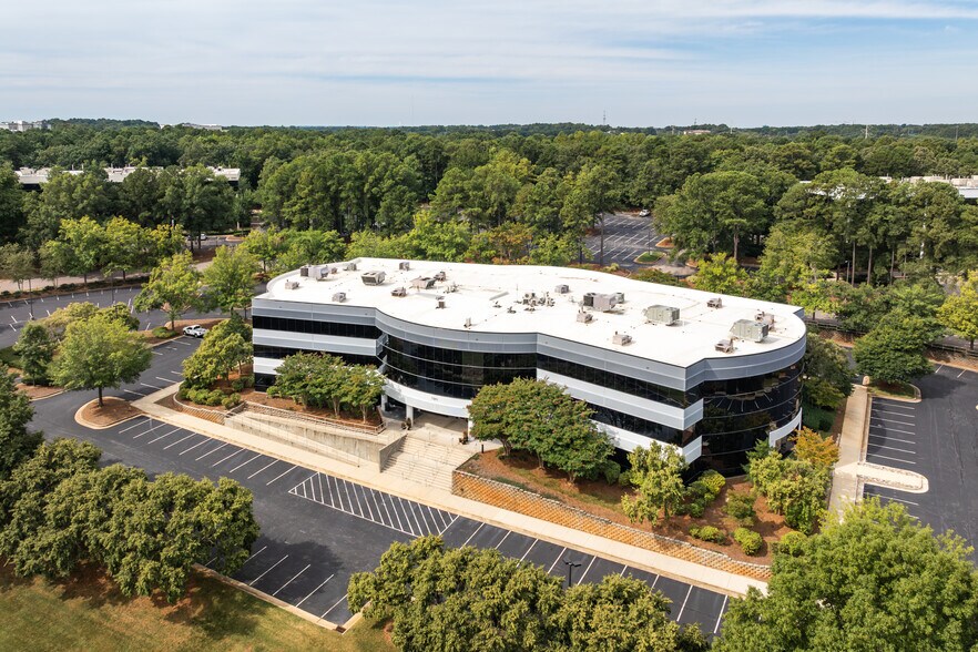 5565 Centerview Dr, Raleigh, NC à louer - Photo du bâtiment - Image 3 de 12