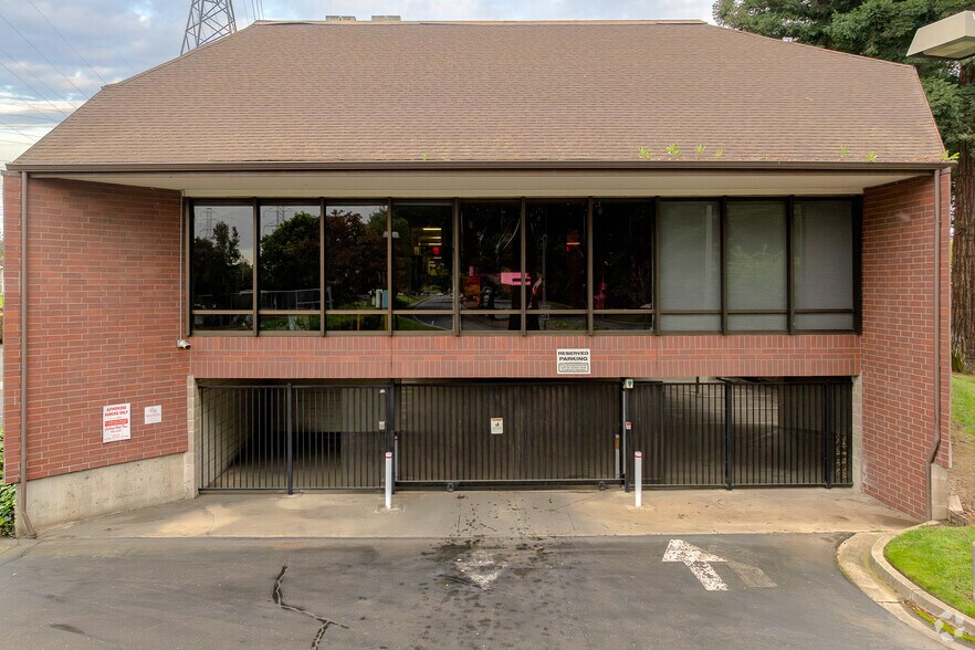 2335 American River Dr, Sacramento, CA à louer - Photo du bâtiment - Image 3 de 18