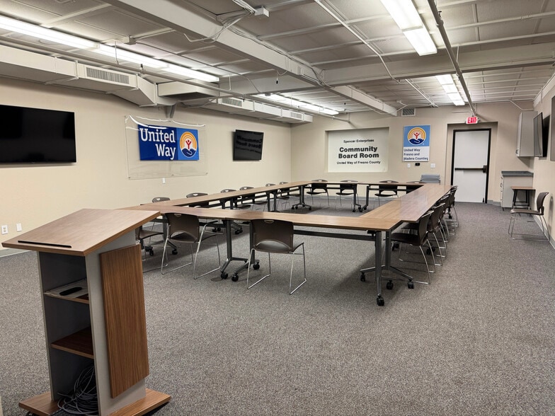 4949 E Cesar Chavez Blvd, Fresno, CA for lease - Building Photo - Image 1 of 17