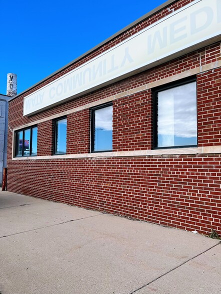 2404-2606 W Clybourn St, Milwaukee, WI for lease - Building Photo - Image 2 of 4