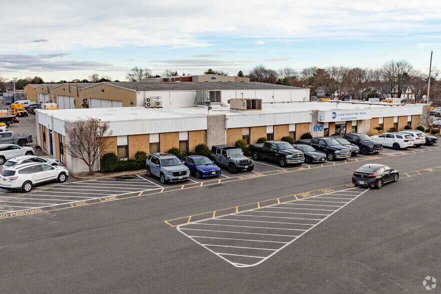 610 Hicksville Rd, Bethpage, NY à louer - Photo du bâtiment - Image 3 de 5