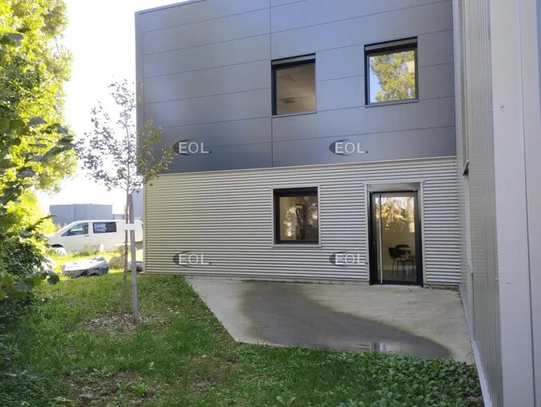 Flex dans Saint-Priest à louer - Photo du bâtiment - Image 2 de 16