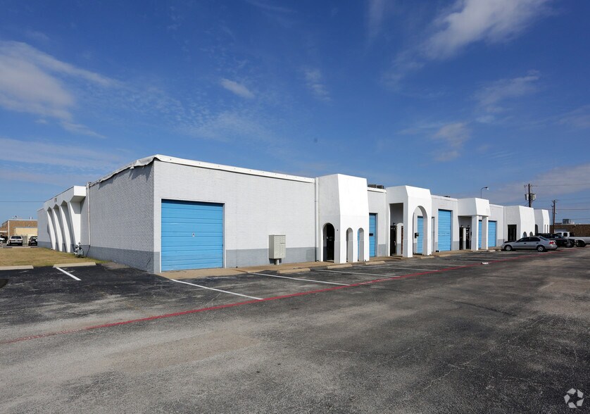 2702 Industrial Ln, Garland, TX à louer - Photo du bâtiment - Image 2 de 4