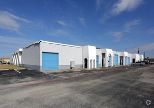 2702 Industrial Ln, Garland, TX à louer Photo du bâtiment- Image 2 de 4