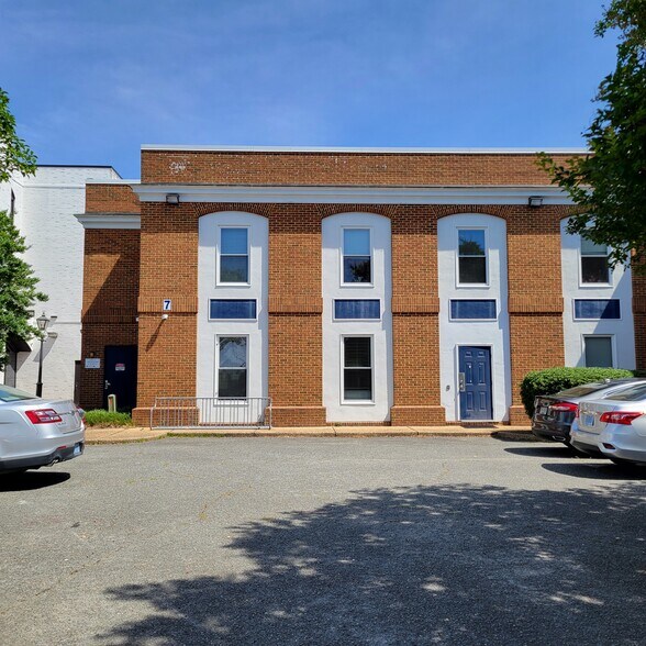 7 W Queens Way, Hampton, VA for sale - Building Photo - Image 1 of 8