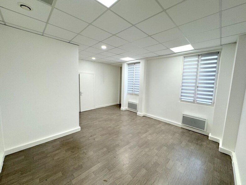 Office in Versailles for lease - Interior Photo - Image 2 of 11