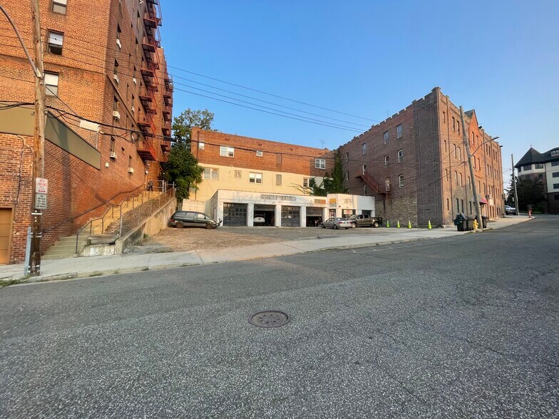 20 Grayrock Rd, Scarsdale, NY à vendre - Photo du bâtiment - Image 2 de 20