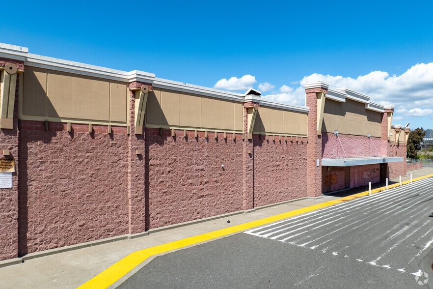 8400 Edgewater Dr, Oakland, CA for lease - Building Photo - Image 2 of 6